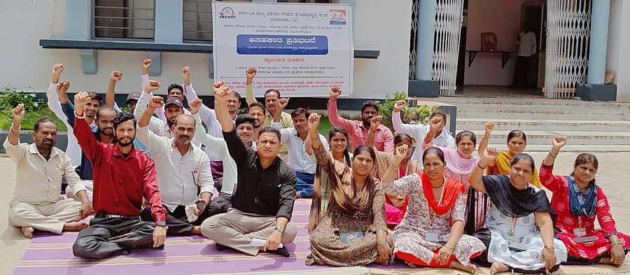 ಕರ್ನಾಟಕ ರಾಜ್ಯ ನರೇಗಾ ನೌಕರರ ಕ್ಷೇಮಾಭಿವೃದ್ಧಿ ಸಂಘದ ಸದಸ್ಯರು ಕಲಬುರಗಿ ತಾ.ಪಂ. ಕಚೇರಿ ಎದುರು ಪ್ರತಿಭಟನೆ ನಡೆಸಿದರು