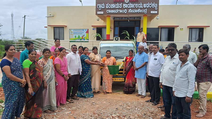 ಲಕ್ಷ್ಮೇಶ್ವರ ತಾಲ್ಲೂಕು ಅಡರಕಟ್ಟಿ ಗ್ರಾಮ ಪಂಚಾಯಿತಿಯಲ್ಲಿ ಕಸ ಸಂಗ್ರಹ ಮತ್ತು ಸಾಗಾಣೆ ವಾಹನಕ್ಕೆ ತಾಲ್ಲೂಕು ಪಂಚಾಯಿತಿ ಆಡಳಿತಾಧಿಕಾರಿ ಹಾಗೂ ತಾಲ್ಲೂಕು ನೋಡಲ್ ಅಧಿಕಾರಿ ಎಂ.ವಿ.ಚಳಗೇರಿ ಚಾಲನೆ ನೀಡಿದರು