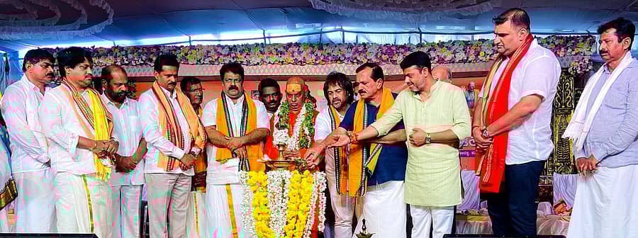 ಕುಮಟಾ ತಾಲ್ಲೂಕಿನ ಕೋನಳ್ಳಿಯ ವನದುರ್ಗಾ ಕಲ್ಯಾಣ ಮಂಟಪದಲ್ಲಿ ನಡೆದ ಬ್ರಹ್ಮಾನಂದ ಸರಸ್ವತೀ ಸ್ವಾಮೀಜಿ ಚಾತುರ್ಮಾಸ್ಯ ವ್ರತ ಕಾರ್ಯಕ್ರಮವನ್ನು ಗಣ್ಯರು ಉದ್ಘಾಟಿಸಿದರು