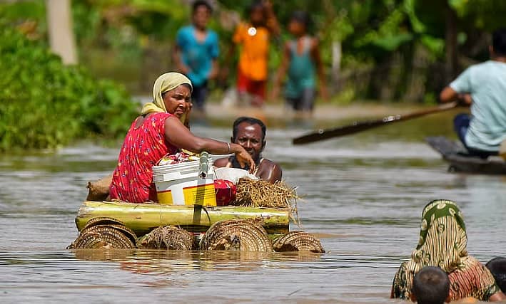 <div class="paragraphs"><p>ಅಸ್ಸಾಂನಲ್ಲಿ ಜನರು ಸುರಕ್ಷಿತ ಸ್ಥಳಗಳಿಗೆ ತೆರಳುತ್ತಿರುವ ದೃಶ್ಯ</p></div>