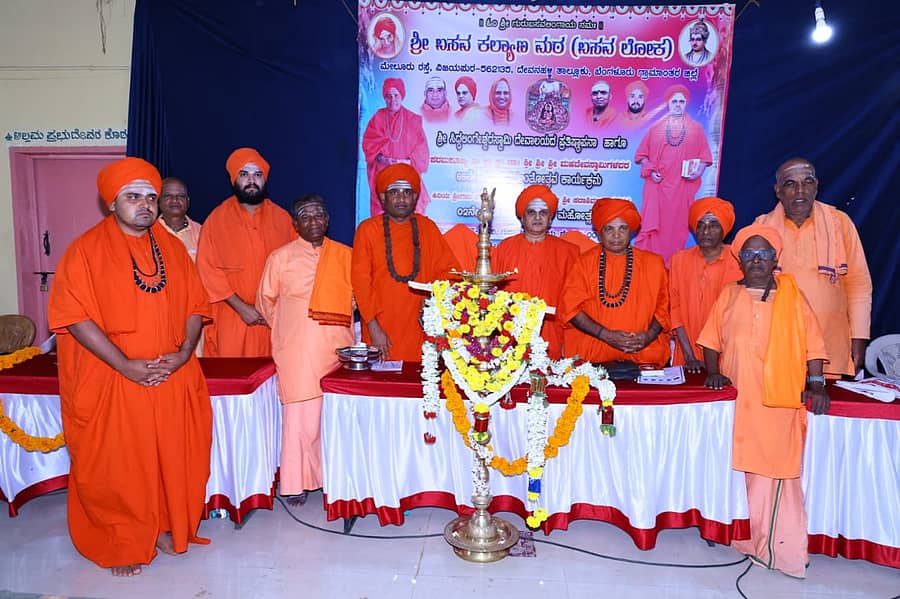 ವಿಜಯಪುರದ ಮೇಲೂರು ರಸ್ತೆಯ ಬಸವಕಲ್ಯಾಣ ಮಠದಲ್ಲಿ ಗುರುವಾರ ಆಚರಿಸಲಾದ ಗುರು ಪೂರ್ಣಿಮೆ ಮತ್ತು ಬಸವ ಜಯಂತಿಯಲ್ಲಿ ಪಾಲ್ಗೊಂಡಿದ್ದ ವಿವಿಧ ಮಠಾಧೀಶರು 