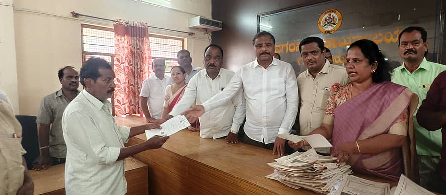ಗೌರಿಬಿದನೂರು ನಗರಸಭೆ ವತಿಯಿಂದ ನಡೆದ ಖಾತೆ ಅದಾಲತ್ ನಲ್ಲಿ ಶಾಸಕ ಕೆ.ಎಚ್ ಪುಟ್ಟಸ್ವಾಮಿ ಗೌಡ ಫಲಾನುಭವಿಗಳಿಗೆ ಖಾತೆಗಳನ್ನು ವಿತರಣೆ ಮಾಡಿದರು
