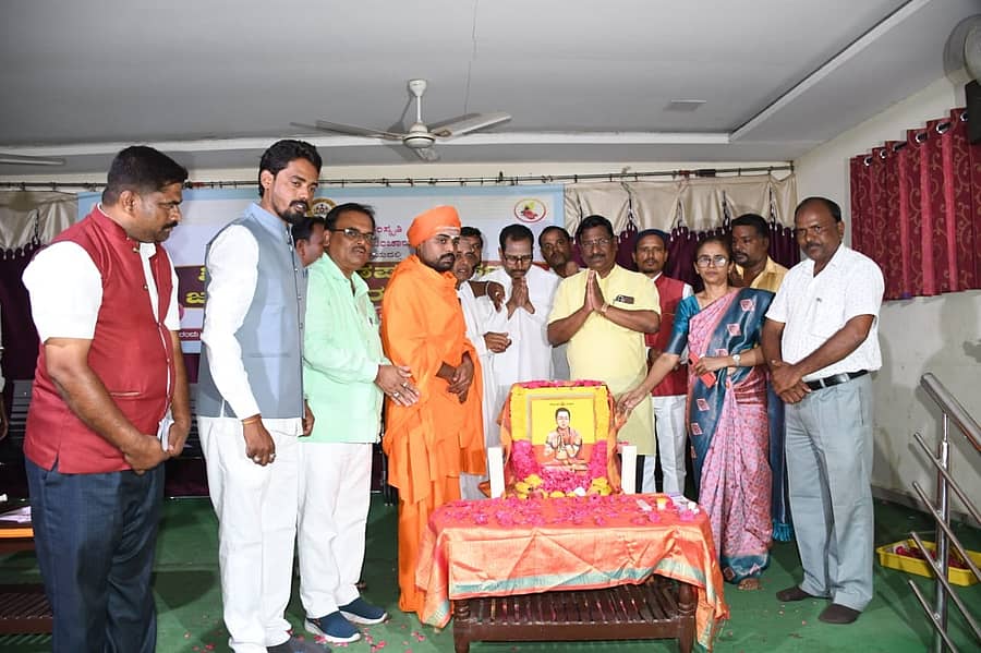 ಕಲಬುರಗಿ ನಗರದ ಜಿಲ್ಲಾ ಕನ್ನಡ ಸಾಹಿತ್ಯ ಪರಿಷತ್ತು ಸುವರ್ಣ ಸಭಾಭವನದಲ್ಲಿ ಗುರುವಾರ ಶಿವಶರಣ ಹಡಪದ ಅಪ್ಪಣ್ಣ ಜಯಂತಿ ನಿಮಿತ್ತ ಅವರ ಭಾವಚಿತ್ರಕ್ಕೆ ಪೂಜೆ ಸಲ್ಲಿಸಲಾಯಿತು 