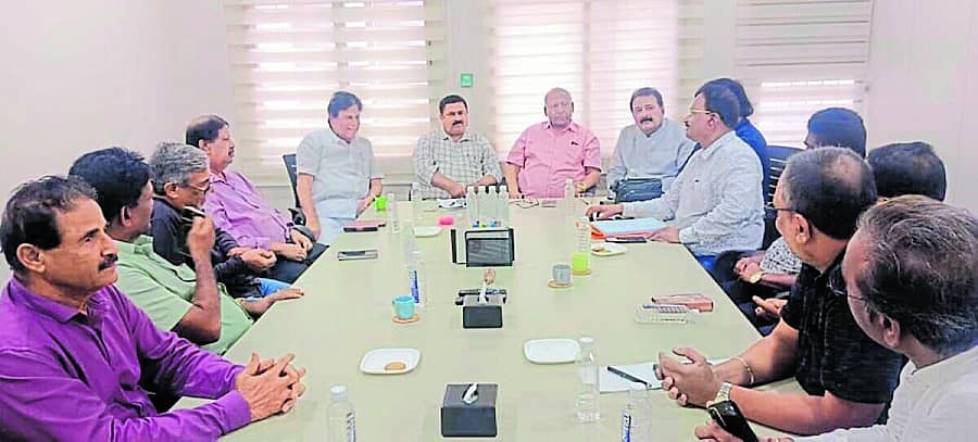 <div class="paragraphs"><p>ಹುಬ್ಬಳ್ಳಿಯ ಜೆ.ಸಿ. ನಗರದ ಕರ್ನಾಟಕ ವಾಣಿಜ್ಯೋದ್ಯಮ ಸಂಸ್ಥೆಯ ಸಭಾಭವನದಲ್ಲಿ ನಡೆದ ಸಭೆಯಲ್ಲಿ ಪ್ರಮುಖರು ಭಾಗವಹಿಸಿದ್ದರು</p></div>