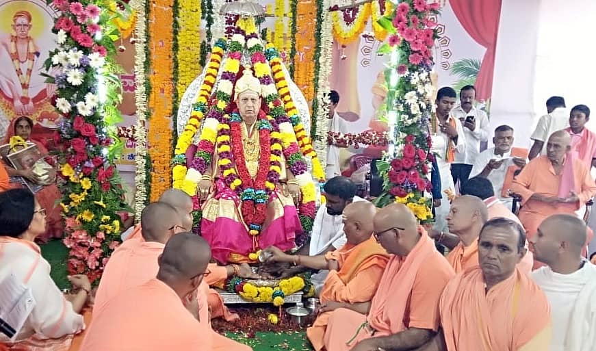 ಗುರು ಪೂರ್ಣಿಮೆ ಅಂಗವಾಗಿ ಬೀದರ್‌ನಲ್ಲಿ ಗುರುವಾರ ನಡೆದ ಕಾರ್ಯಕ್ರಮದಲ್ಲಿ ಸಿದ್ದಾರೂಢ ಮಠದ ಶಿವಕುಮಾರ ಸ್ವಾಮೀಜಿ ಅವರ ಪೂಜೆ ನೆರವೇರಿಸಲಾಯಿತು