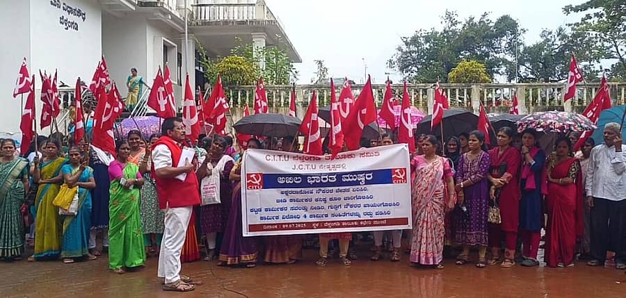 <div class="paragraphs"><p>ಬೆಳ್ತಂಗಡಿ ಮಿನಿ ವಿಧಾನ ಸೌಧದ ಬಳಿ ಅಕ್ಷರ ದಾಸೋಹ ನೌಕರರ ಪ್ರತಿಭಟನೆ ನಡೆಯಿತು</p></div>