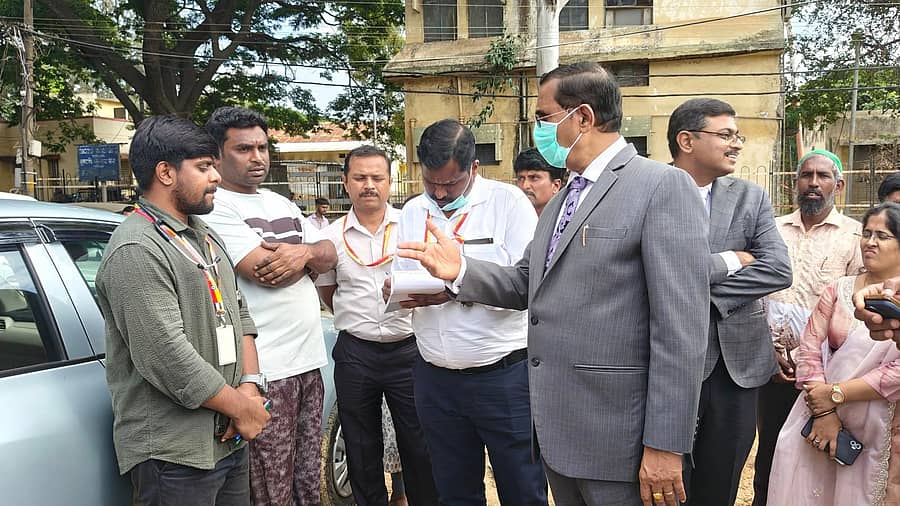 ಹುಳಿಯಾರು ಪ್ರಾಥಮಿಕ ಆರೋಗ್ಯ ಕೇಂದ್ರಕ್ಕೆ ಉಪಲೋಕಾಯುಕ್ತ ನ್ಯಾಯಮೂರ್ತಿ ಬಿ.ವೀರಪ್ಪ ಗುರುವಾರ ದಿಢೀರ್‌ ಭೇಟಿ ನೀಡಿ ಪರಿಶೀಲಿಸಿದರು