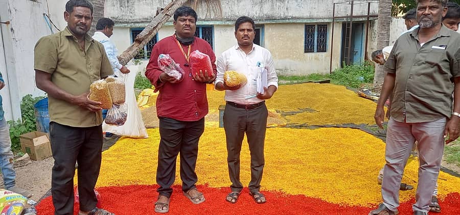 ಮಾನ್ವಿ ಪಟ್ಟಣದ ಇಸ್ಲಾಂ ನಗರದಲ್ಲಿ ಅಕ್ರಮವಾಗಿ ಆಹಾರ ಪದಾರ್ಥಗಳ ಕಲಬೆರಕೆ ಮಾಡಿ ಮಾರಾಟ ಮಾಡುತ್ತಿದ್ದ ಸ್ಥಳಕ್ಕೆ ಅಧಿಕಾರಿಗಳು ಗುರುವಾರ ದಾಳಿ ನಡೆಸಿದರು
