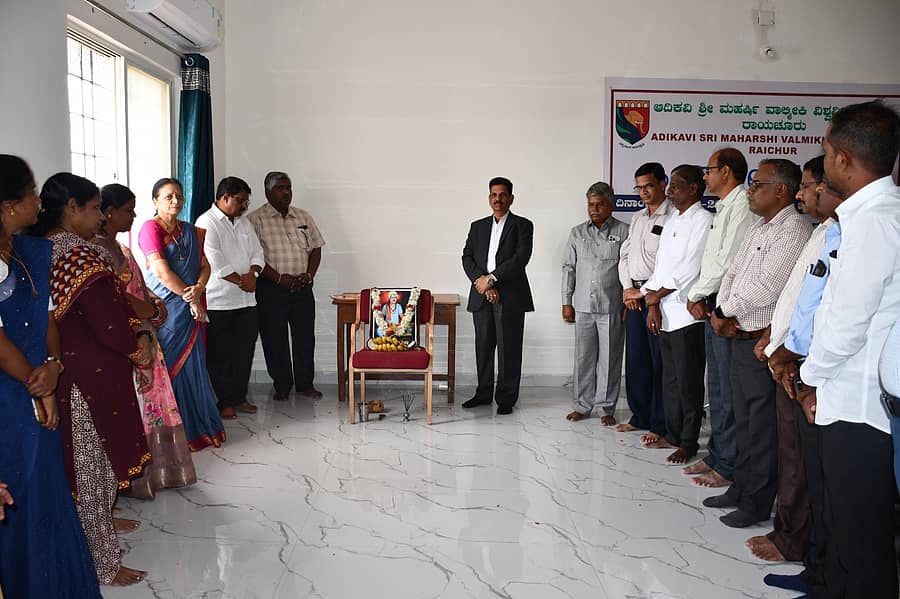 ರಾಯಚೂರು ತಾಲ್ಲೂಕಿನ ಯರಗೇರಾ ಸಮೀಪದ ಆದಿಕವಿ ಶ್ರೀ ಮಹರ್ಷಿ ವಾಲ್ಮೀಕಿ ವಿಶ್ವವಿದ್ಯಾಲಯದ ಆಡಳಿತ ಸೌಧದ ಸಿಂಡಿಕೇಟ್ ಸಭಾಂಗಣದಲ್ಲಿ ಆಯೋಜಿಸಿದ್ದ ಶರಣ ಹಡಪದ ಅಪ್ಪಣ್ಣ ಜಯಂತಿ ಕಾರ್ಯಕ್ರಮದಲ್ಲಿ ಕುಲಪತಿ ಪ್ರೊ.ಶಿವಾನಂದ ಕೆಳಗಿನಮನಿ ಮಾತನಾಡಿದರು
