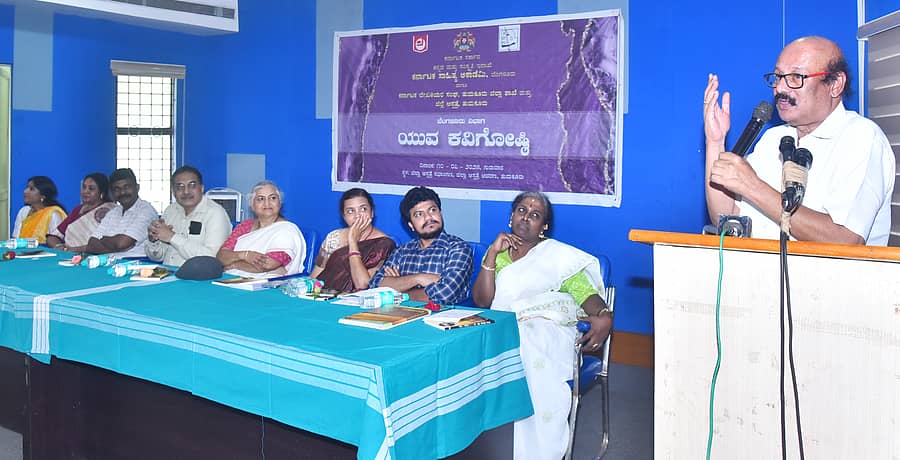 ತುಮಕೂರಿನಲ್ಲಿ ಗುರುವಾರ ಸಾಹಿತ್ಯ ಅಕಾಡೆಮಿ, ಲೇಖಕಿಯರ ಸಂಘ ಹಮ್ಮಿಕೊಂಡಿದ್ದ ಯುವ ಕವಿಗೋಷ್ಠಿಯಲ್ಲಿ ಅಕಾಡೆಮಿ ಅಧ್ಯಕ್ಷ ಎಲ್.ಎನ್.ಮುಕುಂದರಾಜ್ ಮಾತನಾಡಿದರು. ಡಾ.ಅಸ್ಗರ್ ಬೇಗ್, ಲೇಖಕಿಯರಾದ ಮಲ್ಲಿಕಾ ಬಸವರಾಜು, ಪಿ.ಚಂದ್ರಿಕಾ, ಅಕ್ಕೈ ಪದ್ಮಶಾಲಿ ಇತರರು ಉಪಸ್ಥಿತರಿದ್ದರು