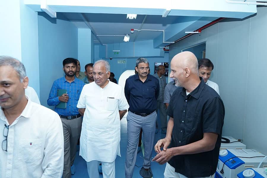 <div class="paragraphs"><p>ನಗರದ ಐಐಎಸ್‌ಸಿ ಆವರಣದಲ್ಲಿರುವ ಕ್ವಾಂಟಮ್‌ ರಿಸರ್ಚ್‌ ಪಾರ್ಕ್‌ಗೆ ಸಚಿವ ಎನ್‌.ಎಸ್‌. ಬೋಸರಾಜು ಅವರು ಗುರುವಾರ ಭೇಟಿ ಮಾಡಿ, ತಜ್ಞರೊಂದಿಗೆ ಸಮಾಲೋಚನೆ ನಡೆಸಿದರು.&nbsp;ಪ್ರೊ. ಅರಿಂದಮ್ ಘೋಷ್, ಜಿ.ಕುಮಾರ ನಾಯಕ ಇದ್ದಾರೆ</p></div><div class="paragraphs"><p><br></p></div>