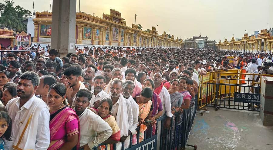 <div class="paragraphs"><p>ಗುರು ಪೂರ್ಣಿಮೆ ಪ್ರಯುಕ್ತ ಮಂತ್ರಾಲಯದಲ್ಲಿ ಭಕ್ತರು ರಾಯರ ದರ್ಶನ ಪಡೆಯಲು ಮಠದ ಹೊರಾಂಗಣದಲ್ಲಿ ಅಪಾರ ಸಂಖ್ಯೆಯಲ್ಲಿ ಸರತಿ ಸಾಲಿನಲ್ಲಿ ನಿಂತಿದ್ದರು</p></div>