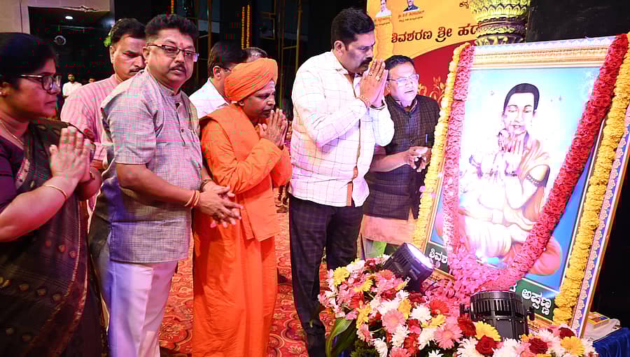 ಸಮಾರಂಭದಲ್ಲಿ ಕೆ.ಎಂ. ಗಾಯತ್ರಿ, ಶಿವರಾಜ ತಂಗಡಗಿ, ಅನ್ನದಾನಿ ಭಾರತಿ ಅಪ್ಪಣ್ಣ ಸ್ವಾಮೀಜಿ, ಮಾನಸ, ಸಿದ್ದಪ್ಪ ಹಡಪದ ಹಾಗೂ ನಾಗರಾಜ್ ಹಡಪದ ಅವರು ಹಡಪದ ಅಪ್ಪಣ್ಣ ಅವರ ಭಾವಚಿತ್ರಕ್ಕೆ ಪುಷ್ಪ ನಮನ ಸಲ್ಲಿಸಿದರು
ಪ್ರಜಾವಾಣಿ ಚಿತ್ರ