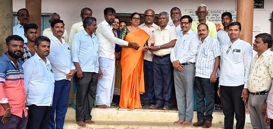 ಕುಷ್ಟಗಿ ತಾಲ್ಲೂಕು ಹಿರೇನಂದಿಹಾಳ ಸರ್ಕಾರಿ ಪ್ರಾಥಮಿಕ ಶಾಲೆ ಶಿಕ್ಷಕಿ ಸುಧಾಮಣಿ ಅವರು ಶಾಲೆಗೆ ₹ 1 ಲಕ್ಷ ಮೊತ್ತದ ದೇಣಿಗೆಯ ಚೆಕ್ ಹಸ್ತಾಂತರಿಸಿದರು