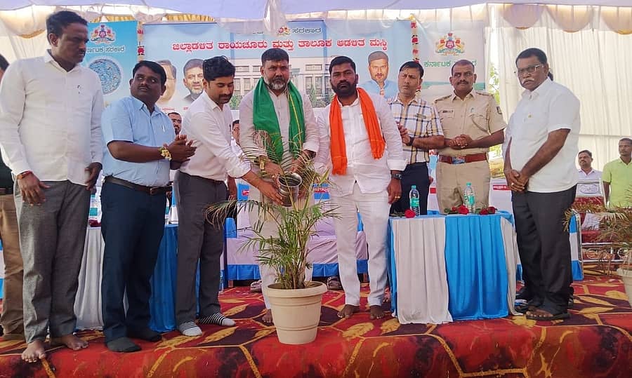 ಮಸ್ಕಿಯಲ್ಲಿ ಗುರುವಾರ ನಡೆದ ‘ಪ್ರಜಾಸೌಧ’ ಕಟ್ಟಡದ ಭೂಮಿ ಪೂಜೆ ಕಾರ್ಯಕ್ರಮವನ್ನು ಶಾಸಕ ಆರ್. ಬಸನಗೌಡ ತುರ್ವಿಹಾಳ ಉದ್ಘಾಟಿಸಿದರು