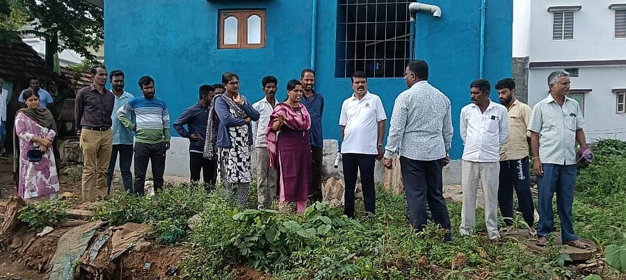 ಹುಣಸೂರು ನಗರದಲ್ಲಿ ನಗರಸಭೆ ಅಧ್ಯಕ್ಷ ಗಣೇಶ್‌ ಕುಮಾರಸ್ವಾಮಿ ಅವರ ವಾರ್ಡ್‌ ಪ್ರದಕ್ಷಿಣೆ ಕಾರ್ಯಕ್ರಮದಲ್ಲಿ ಗುರುವಾರ ಅಧಿಕಾರಿಗಳ ತಂಡದೊಂದಿಗೆ 29ನೇ ವಾರ್ಡ್‌ಗೆ ಭೇಟಿ ನೀಡಿ ಪರಿಶೀಲಿಸಿದರು