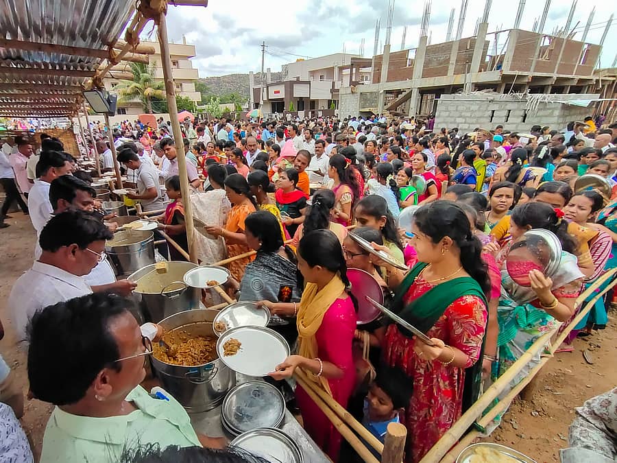 ಗುರುಪೂರ್ಣಿಮೆ ಅಂಗವಾಗಿ ಗುರುವಾರ ಕೊಪ್ಪಳದ ಸಾಯಿಬಾಬಾ ದೇವಸ್ಥಾನದಲ್ಲಿ ಹಮ್ಮಿಕೊಂಡಿದ್ದ ಪ್ರಸಾದ ಸೇವಿಸಲು ಸೇರಿದ್ದ ಜನ