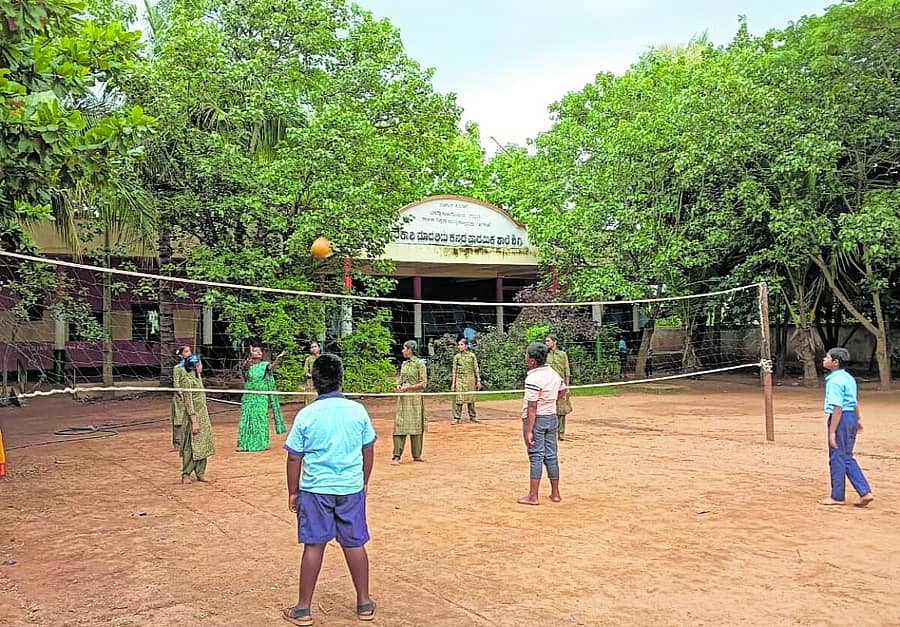 <div class="paragraphs"><p>ಲಕ್ಷ್ಮೇಶ್ವರ ತಾಲ್ಲೂಕು ಶಿಗ್ಲಿಯ ಸರ್ಕಾರಿ ಮಾದರಿ ಪ್ರಾಥಮಿಕ ಶಾಲೆಯ ಹಸಿರು ಪರಿಸರದಲ್ಲಿ ಮಕ್ಕಳು ಆಟವಾಡುತ್ತಿರುವುದು</p></div>