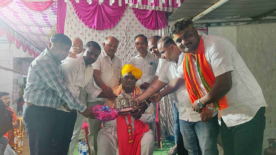 ಕೆರೂರ ಪಟ್ಟಣದ ಗೊಂದಳಿ ಸಮಾಜದವರು ದುರ್ಗಾದೇವಿ ಜಾತ್ರಾ ಮಹೋತ್ಸವದ ಅಂಗವಾಗಿ ಹಮ್ಮಿಕೊಂಡಿದ್ದ ಕಾರ್ಯಕ್ರಮದಲ್ಲಿ ಪದ್ಮಶ್ರೀ ಪುರಸ್ಕೃತ ವೆಂಕಪ್ಪ ಸುಗತೇಕರ ಅವರನ್ನು ಸನ್ಮಾನಿಸಲಾಯಿತು