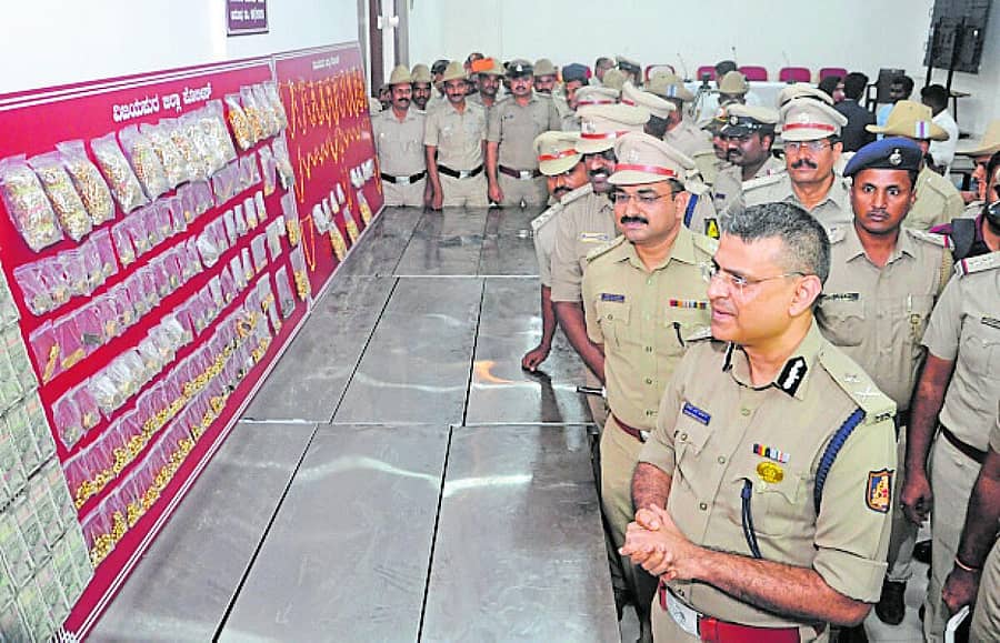 <div class="paragraphs"><p>ಕೆನರಾ ಬ್ಯಾಂಕ್‌ನ ಮನಗೊಳಿ ಶಾಖೆಯಲ್ಲಿ ನಡೆದಿದ್ದ ಕಳವು ಪ್ರಕರಣಕ್ಕೆ ಸಂಬಂಧಿಸಿ ವಶಪಡಿಸಿಕೊಂಡಿರುವ ಚಿನ್ನ, ನಗದನ್ನು ಐಜಿಪಿ ಚೇತನ್‌ ಸಿಂಗ್‌ ರಾಠೋಡ್‌ ಮತ್ತು ವಿಜಯಪುರ ಜಿಲ್ಲಾ ಎಸ್ಪಿ ಲಕ್ಷ್ಮಣ ನಿಂಬರಗಿ ವೀಕ್ಷಿಸಿದರು </p></div>