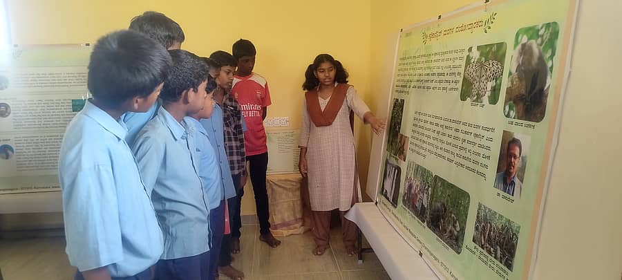 ಚಾಮರಾಜನಗರದ ಧೀನಬಂಧು ಶಿಕ್ಷಕರ ಸಂಪನ್ಮೂಲ ಕೇಂದ್ರದ ವಿಜ್ಞಾನ ಲೋಕದಲ್ಲಿ ಆಯೋಜಿಸಿರುವ ಪ್ರದರ್ಶನದಲ್ಲಿ ಮರಗಳ ಬಗ್ಗೆ ಶಾಲೆಯ ವಿದ್ಯಾರ್ಥಿನಿ ಸಹಪಾಠಿಗಳಿಗೆ ಮಾಹಿತಿ ನೀಡುತ್ತಿರುವುದು
