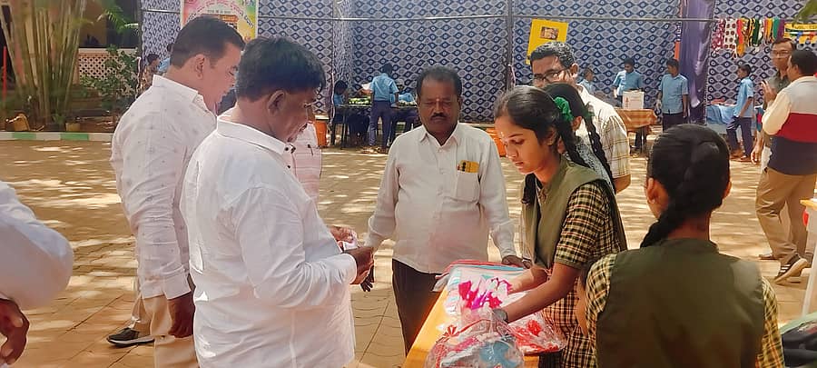 ವಿಜಯಪುರ ಪಟ್ಟಣದ ಸರ್ಕಾರಿ ಪದವಿ ಪೂರ್ವ ಕಾಲೇಜು ಆವರಣದಲ್ಲಿ ಶುಕ್ರವಾರ ನಡೆದ ಮೆಟ್ರಿಕ್ ಮೇಳದಲ್ಲಿ ವ್ಯಾಪಾರದಲ್ಲಿ ತೊಡಗಿರುವ ವಿದ್ಯಾರ್ಥಿಗಳು 