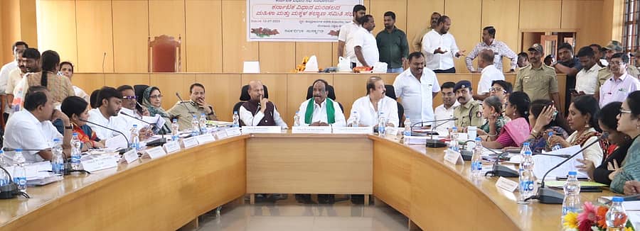 <div class="paragraphs"><p>ರಾಮನಗರದ ಜಿಲ್ಲಾಧಿಕಾರಿ ಕಚೇರಿ ಸಭಾಂಗಣದಲ್ಲಿ ಶುಕ್ರವಾರ ವಿಧಾನ ಮಂಡಲದ ಮಹಿಳಾ ಮತ್ತು ಮಕ್ಕಳ ಕಲ್ಯಾಣ ಸಮಿತಿಯ ಪ್ರಗತಿ ಪರಿಶೀಲನಾ ಸಭೆ ಜರುಗಿತು.</p></div>