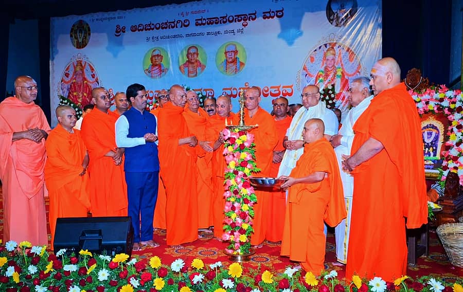 ನಾಗಮಂಗಲ ತಾಲ್ಲೂಕಿನ ಆದಿಚುಂಚನಗಿರಿ ಮಠದಲ್ಲಿ ಗುರುಪೂರ್ಣಿಮೆಯ ಹಿನ್ನೆಲೆಯಲ್ಲಿ ಗುರುವಾರ ಸಂಜೆ ಆಯೋಜಿಸಿದ್ದ ಗುರುವಂದನಾ ಕಾರ್ಯಕ್ರಮವನ್ನು ನಿರ್ಮಲಾನಂದನಾಥ ಸ್ವಾಮೀಜಿ ಉದ್ಘಾಟಿಸಿದರು 