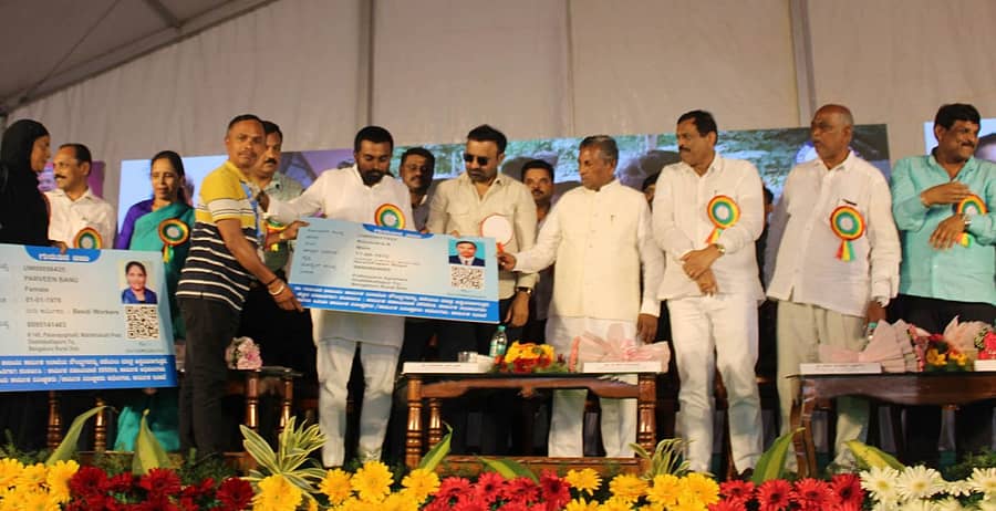 ದೊಡ್ಡಬಳ್ಳಾಪುರದಲ್ಲಿ ಬೆಂಗಳೂರು ಗ್ರಾಮಾಂತರ ಜಿಲ್ಲೆಯ ಅಸಂಘಟಿತ ವರ್ಗಗಳ ಕಾರ್ಮಿಕರಿಗೆ ಸ್ಮಾರ್ಟ್ಕಾರ್ಡ್ ವಿತರಣೆ ಕಾರ್ಯಕ್ರಮದಲ್ಲಿ ಪತ್ರಿಕೆ ವಿತರಕ ರವಿ ಅವರಿಗೆ ಕಾರ್ಮಿಕ ಸಚಿವ ಸಂತೋಷ್ ಎಸ್.ಲಾಡ್ ಅವರು ಸ್ಮಾರ್ಟ್ ಕಾರ್ಡ್ ವಿತರಿಸಿದರು. ಜಿಲ್ಲಾ ಉಸ್ತುವಾರಿ ಸಚಿವ ಕೆ.ಎಚ್.ಮುನಿಯಪ್ಪ, ಶಾಸಕ ಧೀರಜ್ ಮುನಿರಾಜು ಇದ್ದರು