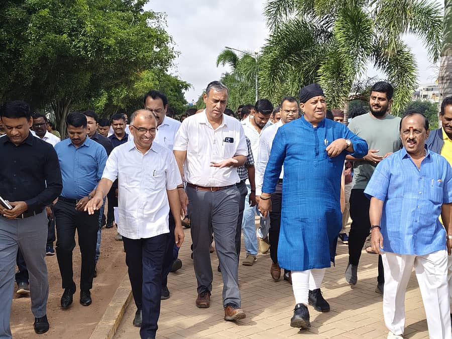 ಕರೀಗೌಡ, ಮಹೇಶ್ವರ್‌ ರಾವ್, ಎಸ್‌.ಆರ್‌. ವಿಶ್ವನಾಥ್‌ ಅವರು ಯಲಹಂಕ ಕೆರೆ ಅಂಗಳದಲ್ಲಿ ಪರಿಶೀಲನೆ ನಡೆಸಿದರು