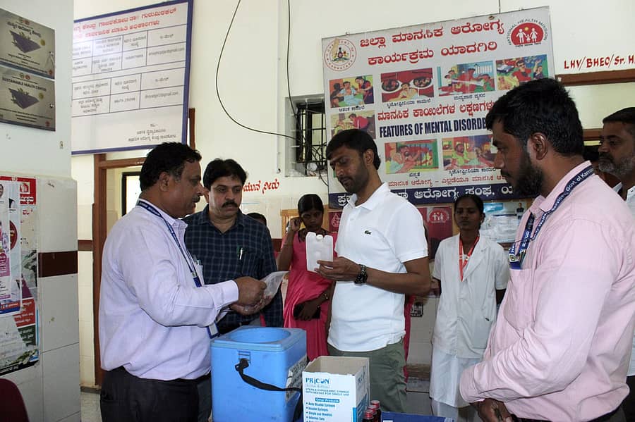 ಗುರುಮಠಕಲ್ ಮತಕ್ಷೇತ್ರದ ಕೋಟಗೇರಾ ಆಸ್ಪತ್ರೆಗೆ ಭೇಟಿ ನೀಡಿದ ಶಾಸಕ ಶರಣಗೌಡ ಕಂದಕೂರ, ಔಷಧ ದಾಸ್ತಾನು ಪರಿಶೀಲಿಸಿದರು