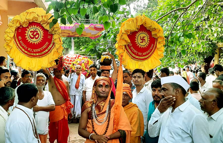 ಬಸವಕಲ್ಯಾಣದ ಸದ್ಗುರು ಸದಾನಂದ ಸರಸ್ವತಿ ಮಹಾರಾಜ ಮಠದ ಜಾತ್ರೆಯಲ್ಲಿ ಶುಕ್ರವಾರ ಪಲ್ಲಕ್ಕಿ ಮೆರವಣಿಗೆ ನಡೆಯಿತು