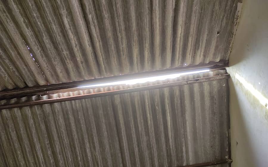 ಮೂಡಿಗೆರೆ ತಾಲ್ಲೂಕಿನ ಮಗ್ಗಲಮಕ್ಕಿ ಶಾಲೆಯ ಚಾವಣಿಯ ಶೀಟ್ಟು ಹಾನಿಯಾಗಿರುವುದು