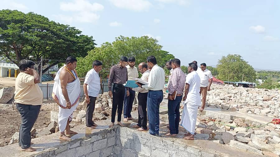 ಸಿಂಧನೂರು ತಾಲ್ಲೂಕಿನ ಅಂಬಾಮಠದ ಗ್ರಾಮದಲ್ಲಿ ಪ್ರಗತಿಯಲ್ಲಿರುವ ಅಂಬಾದೇವಿ ದೇವಸ್ಥಾನದ ಶಿಲಾಮಂಟಪ ನಿರ್ಮಾಣ ಕಾಮಗಾರಿ ಸ್ಥಳಕ್ಕೆ ಜಿಲ್ಲಾಧಿಕಾರಿ ನಿತೀಶ್ ಕೆ ಅವರು ಶುಕ್ರವಾರ ಭೇಟಿ ನೀಡಿ ವೀಕ್ಷಿಸಿ ಕ್ಯಾಸೋಟೆಕ್ ಅಧಿಕಾರಿಗಳೊಂದಿಗೆ ಚರ್ಚಿಸಿದರು