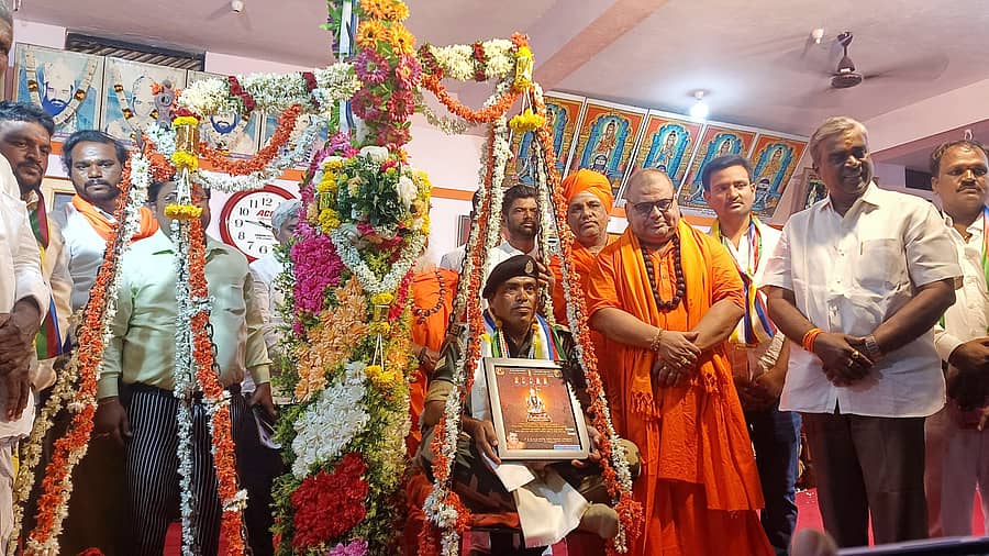 ಕಂಪ್ಲಿ ತಾಲ್ಲೂಕು ಎಮ್ಮಿಗನೂರು ಗ್ರಾಮದ ಹಂಪಿಸಾವಿರದೇವರ ಮಹಾಂತರ ಮಠದಲ್ಲಿ ನಡೆದ ಲಿಂಗೈಕ್ಯ ಸಿದ್ಧಲಿಂಗ ಮಹಾಂತ ಶಿವಾಚಾರ್ಯರ ಸಂಸ್ಮರಣೋತ್ಸವದಲ್ಲಿ ಮಾಜಿ ಯೋಧ ಎಮ್ಮಿಗನೂರು ಶೇಖ್‍ಸಾಬ್ ಅವರಿಗೆ ತುಲಾಭಾರ ಗೌರವ ನೆರವೇರಿಸಲಾಯಿತು