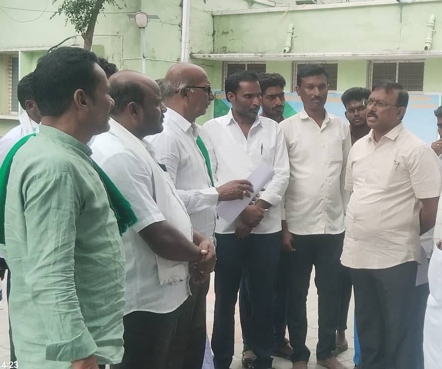 ರಾಯಚೂರಿನಲ್ಲಿ ಶುಕ್ರವಾರ ಡಿ. ರಾಂಪೂರ ಗ್ರಾಮಸ್ಥರು ಅರಣ್ಯ ಇಲಾಖೆ ಅಧಿಕಾರಿಗೆ ಮನವಿ ಪತ್ರ ಸಲ್ಲಿಸಿದರು
