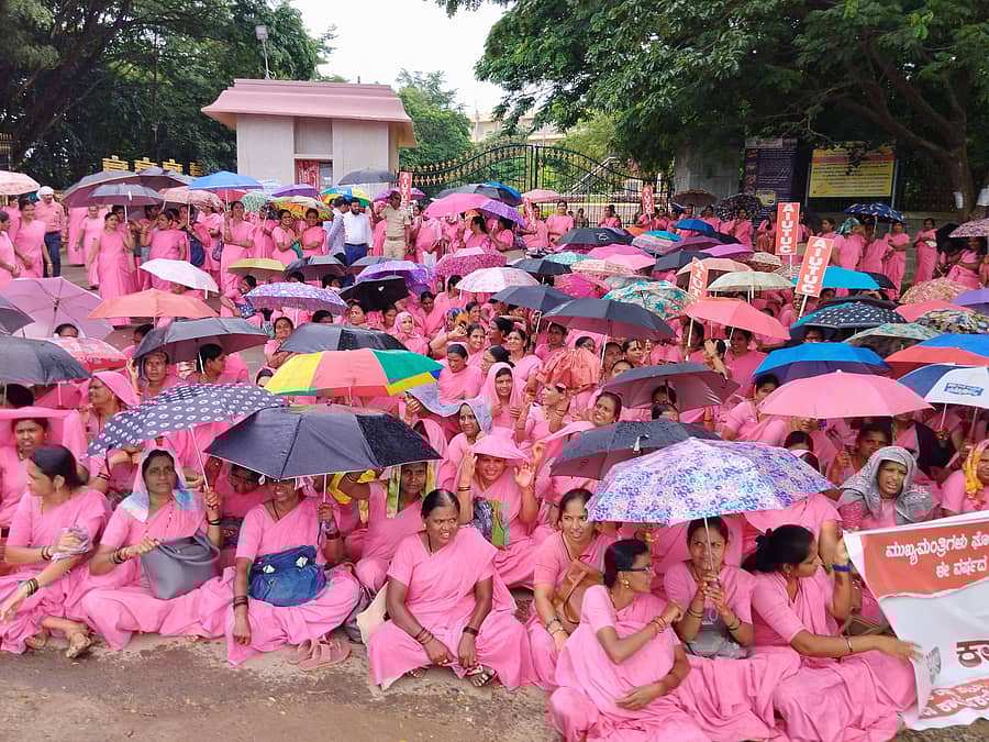 ‘ಕನಿಷ್ಠ ₹ 10,000 ಗೌರವಧನ ಮತ್ತು ಬಜೆಟ್ನಲ್ಲಿ ಉಲ್ಲೇಖಿಸಿದ್ದಂತೆ ₹ 1,000 ಗೌರವಧನ ಹೆಚ್ಚಳದ ಬಗ್ಗೆ ಕೂಡಲೇ ಆದೇಶ ಹೊರಡಿಸಬೇಕು’ ಎಂದು ಆಗ್ರಹಿಸಿ ಆಶಾ ಕಾರ್ಯಕರ್ತೆಯರು ಹಾವೇರಿ ಜಿಲ್ಲಾಧಿಕಾರಿ ಕಚೇರಿ ಎದುರು ಶುಕ್ರವಾರ ಪ್ರತಿಭಟನೆ ನಡೆಸಿದರು