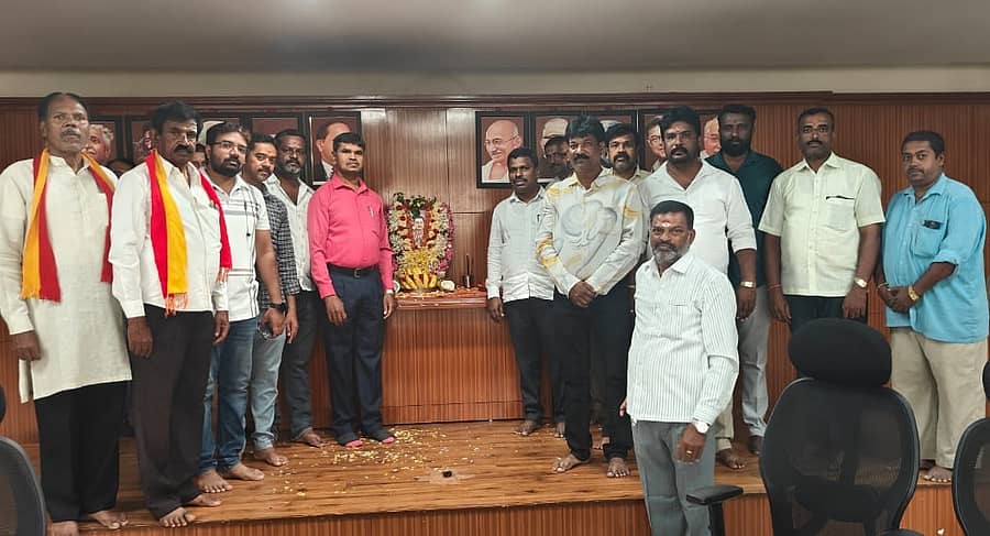 ಕನಕಪುರ ತಾಲ್ಲೂಕು ಕಚೇರಿ ತಹಶೀಲ್ದಾರ್ ಸಭಾಂಗಣದಲ್ಲಿ ಶುಕ್ರವಾರ ನಡೆದ ಹಡಪದ ಅಪ್ಪಣ್ಣ ಜಯಂತಿಯಲ್ಲಿ ಪಾಲ್ಗೊಂಡಿದ್ದ ಅಧಿಕಾರಿಗಳು ಮತ್ತು ಸಂಘ-ಸಂಸ್ಥೆ ಮುಖಂಡರು