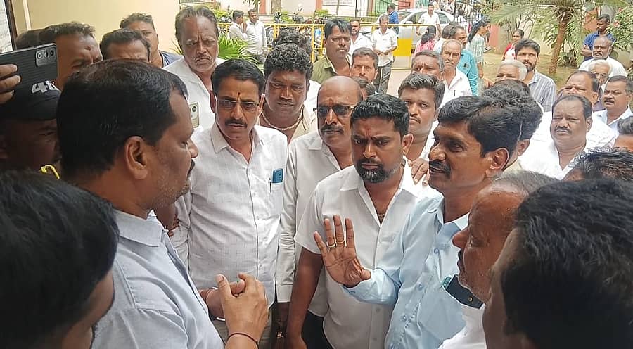 ನಂಜನಗೂಡಿನ ಸುಜಾತಪುರಂ ಬಳಿ ನಿರ್ಮಿಸಿರುವ ‌ರೈಲ್ವೆ ಮೇಲ್ಸೆತುವೆಗೆ ಮಾಜಿ ಸಂಸದ, ದಿವಂಗತ ಶ್ರೀನಿವಾಸ್ ಪ್ರಸಾದ್ ಅವರ ಹೆಸರಿಡಬೇಕು ಎಂದು ಆಗ್ರಹಿಸಿ ನಗರಸಭೆ ಅಧ್ಯಕ್ಷ ಹಾಗೂ ಆಯುಕ್ತರಿಗೆ ಶುಕ್ರವಾರ ಬಿಜೆಪಿ ನಗರ ಘಟಕದ ಅಧ್ಯಕ್ಷ ಸಿದ್ದರಾಜು ನೇತೃತ್ವದಲ್ಲಿ ಬಿಜೆಪಿ ಕಾರ್ಯಕರ್ತರು ಮನವಿ ಸಲ್ಲಿಸಿದರು