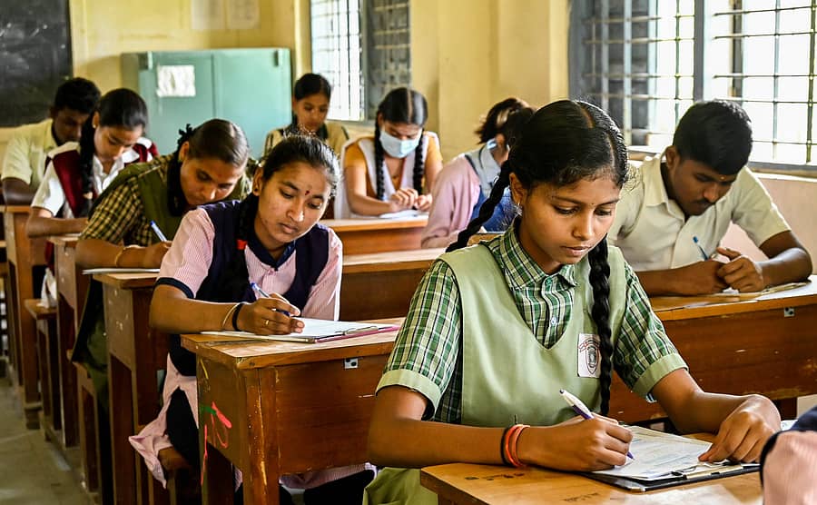 <div class="paragraphs"><p>ಎಸ್‌ಎಸ್‌ಎಲ್‌ಸಿ ಪರೀಕ್ಷೆ ಬರೆಯುತ್ತಿರುವ ಮಕ್ಕಳು</p></div>