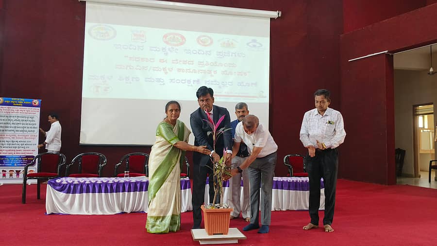 ಜಿಲ್ಲಾಧಿಕಾರಿ ಕಚೇರಿ ಆವರಣದಲ್ಲಿನ ತುಂಗಭದ್ರಾ ಸಭಾಂಗಣದಲ್ಲಿ ನಡೆದ ಕಾರ್ಯಾಗಾರವನ್ನು ಗಣ್ಯರು ಸಸಿಗೆ ನೀರೆರೆದು ಉದ್ಘಾಟಿಸಿದರು