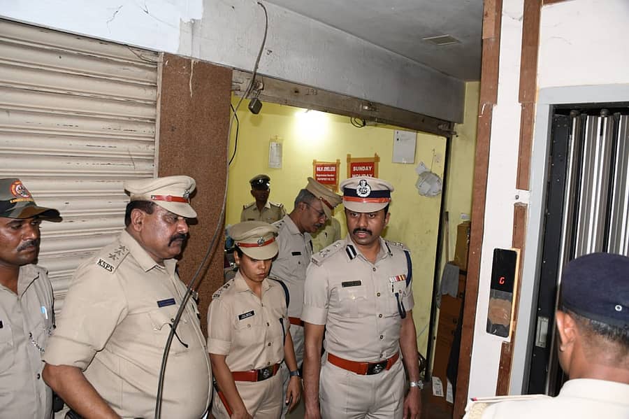 ಕಲಬುರಗಿಯಲ್ಲಿ ದರೋಡೆ ನಡೆದ ಅಂಗಡಿಗೆ ಹಿರಿಯ ಪೊಲೀಸ್ ಅಧಿಕಾರಿಗಳು ಭೇಟಿ ನೀಡಿ ಪರಿಶೀಲಿಸಿದರು. ಕಮಿಷನರ್ ಶರಣಪ್ಪ ಎಸ್‌.ಡಿ., ಡಿಸಿಪಿಗಳಾದ ಕನಿಕಾ ಸಿಕ್ರಿವಾಲ್, ಪ್ರವೀಣ ನಾಯಕ್ ಇದ್ದರು