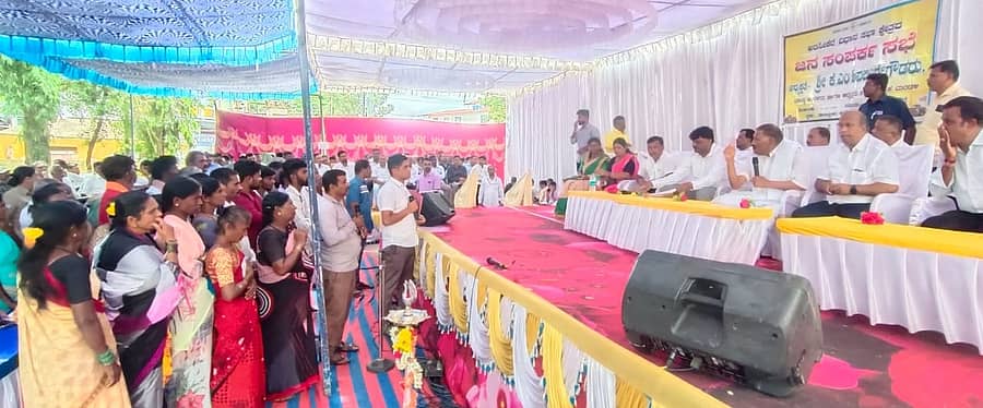 ಅರಸೀಕೆರೆಯ ತಾಲ್ಲೂಕು ಕಚೇರಿ ಆವರಣದಲ್ಲಿ ಶುಕ್ರವಾರ ಶಾಸಕ ಕೆ.ಎಂ. ಶಿವಲಿಂಗೇಗೌಡ ಜನಸಂಪರ್ಕ ಸಭೆ ನಡೆಸಿದರು.