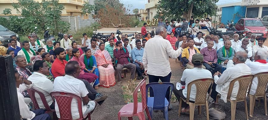 ದೇವನಹಳ್ಳಿ ತಾಲ್ಲೂಕಿನ ಚನ್ನರಾಯಪಟ್ಟಣ ಹೋಬಳಿಯಲ್ಲಿ ಭೂ ಸ್ವಾಧೀನ ವಿರೋಧಿ ಗ್ರಾಮ ಆಂದೋಲನ ಸಭೆ ನಡೆಯಿತು