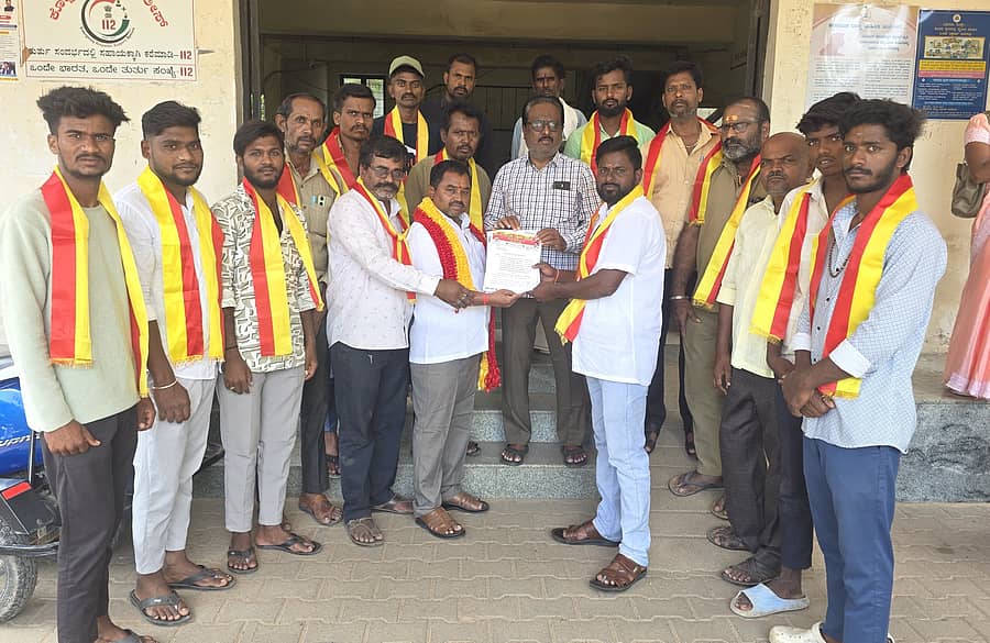 ಗಂಗಾವತಿಯಲ್ಲಿ ಕರವೇ ಪದಾಧಿಕಾರಿಗಳು ಗ್ರೇಡ್-2 ತಹಶೀಲ್ದಾರ್‌ಗೆ ಮನವಿ ಸಲ್ಲಿಸಿದರು