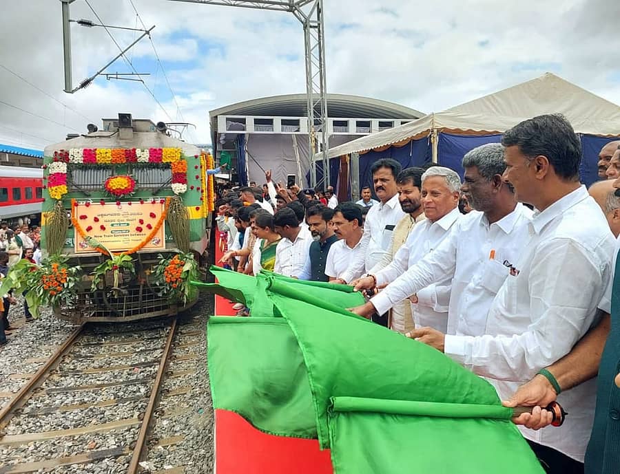 ಚಿಕ್ಕಮಗಳೂರು–ತಿರುಪತಿ ರೈಲಿಗೆ ಸಚಿವ ವಿ.ಸೋಮಣ್ಣ ಚಾಲನೆ ನೀಡಿದರು. ಸಿ.ಟಿ.ರವಿ, ಕೋಟ ಶ್ರೀನಿವಾಸ ಪೂಜಾರಿ, ಎಂ.ಕೆ.ಪ್ರಾಣೇಶ್ ಭಾಗವಹಿಸಿದ್ದರು