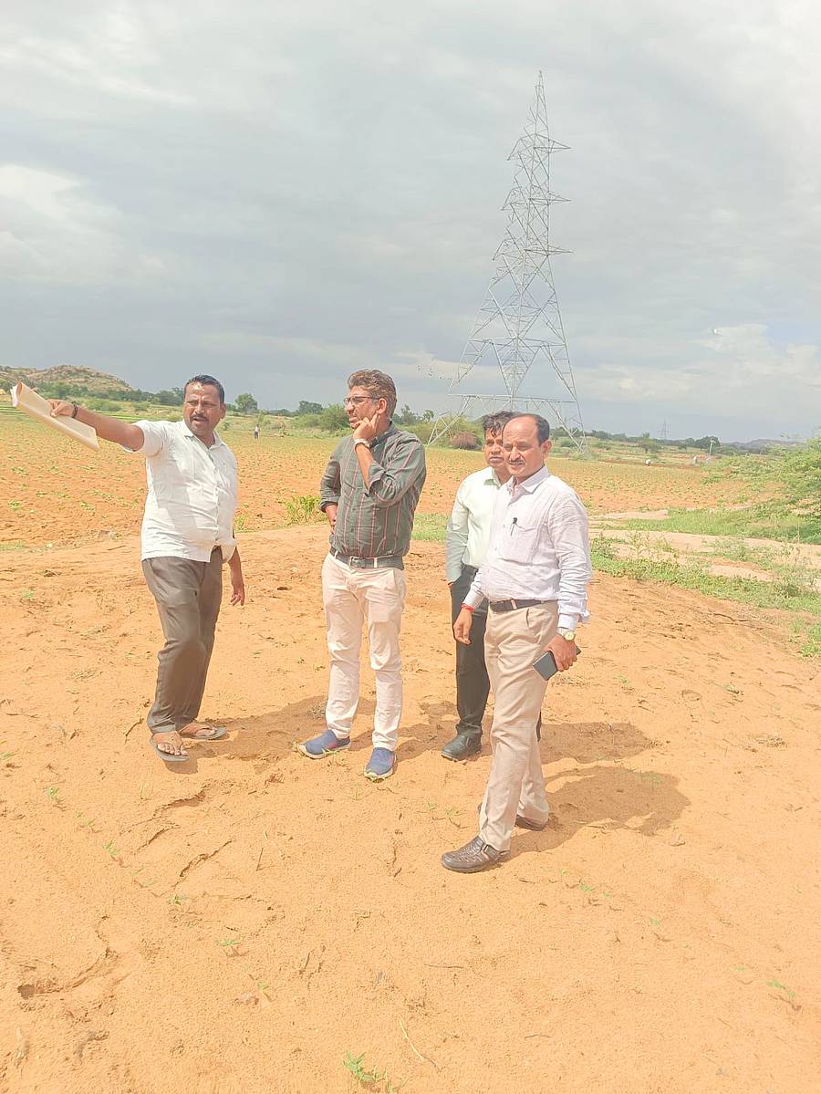 ಶಹಾಪುರ ತಾಲ್ಲೂಕಿನ ಬೆನಕನಹಳ್ಳಿ ಗ್ರಾಮದ ಬಳಿ ಸರ್ಕಾರಿ ಜಾಗದ ಪ್ರದೇಶವನ್ನು ಒಳ ಚರಂಡಿ ಮಂಡಳಿ ನಿಗಮದ ಎಂಜಿನಿಯರ್ ಶಂಕರಗೌಡ ಪಾಟೀಲ ಪರಿಶೀಲಿಸಿದರು