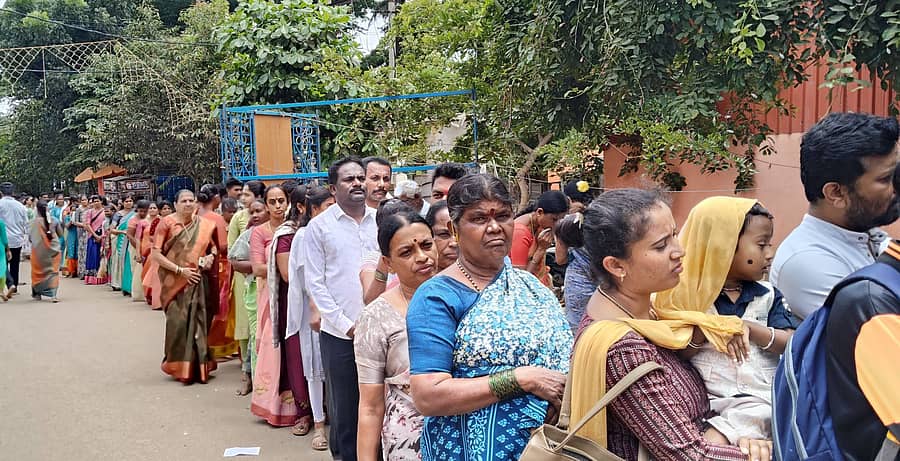 ಮಾಲೂರಿನ ಅರಳೇರಿ ರಸ್ತೆ ಬಳಿಯ ಶಿರಡಿ ಸಾಯಿಬಾಬಾ ದೇವಾಲಯದಲ್ಲಿ ಗುರು ಪೂರ್ಣಿಮ ಅಂಗವಾಗಿ ಭಕ್ತರು ಸರತಿ ಸಾಲಿನಲ್ಲಿ ನಿಂತು ದೇವರ ದರ್ಶನ ಮಾಡಿದರು