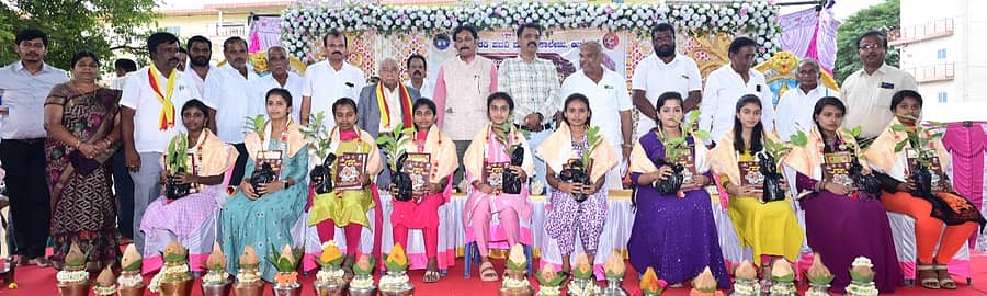 ದ್ವಿತೀಯ ಪಿಯು ಪರೀಕ್ಷೆಯಲ್ಲಿ ಹೆಚ್ಚು ಅಂಕ ಪಡೆದ ಕುಣಿಗಲ್ ಜ್ಞಾನಭಾರತಿ ಪದವಿಪೂರ್ವ ಕಾಲೇಜಿನ ವಿದ್ಯಾರ್ಥಿಗಳನ್ನು ಸತ್ಕರಿಸಲಾಯಿತು