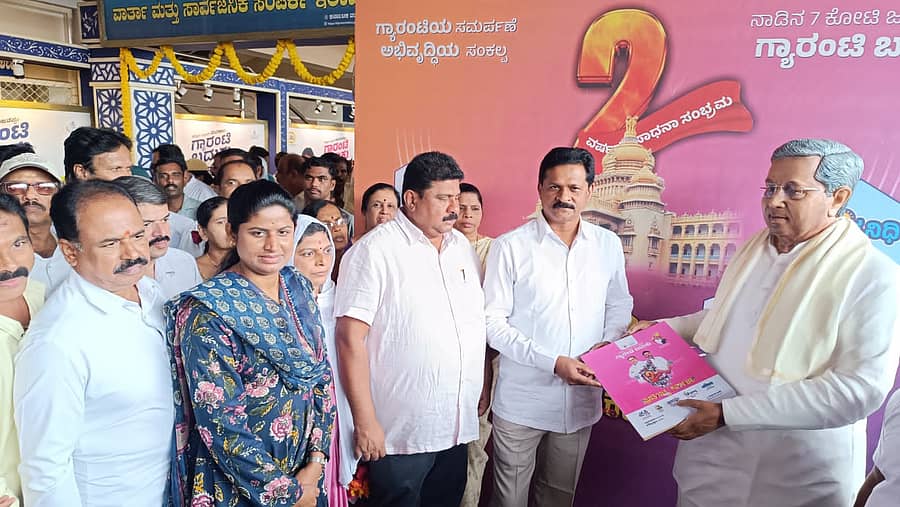 ರಾಜ್ಯ ಸರ್ಕಾರದ ಸಾಧನೆಗಳ ವಸ್ತು ಪ್ರದರ್ಶನದಲ್ಲಿ ಶಾಸಕ ಭೀಮಣ್ಣ ನಾಯ್ಕ ಪಾಲ್ಗೊಂಡರು